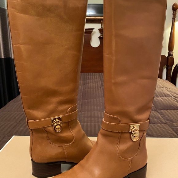 MICHAEL KORS HAMILTON RIDING BOOTS (LUGGAGE) - Picture 6 of 8